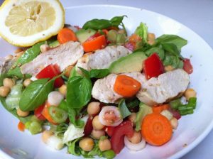 Healthy salade met kip, kikkererwten en avocado