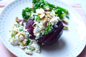 Gepofte biet met quinoa en pistache